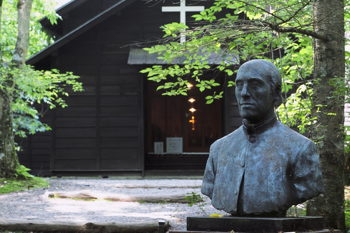 木立の中に佇む軽井沢で最も古い教会「ショー記念礼拝堂」