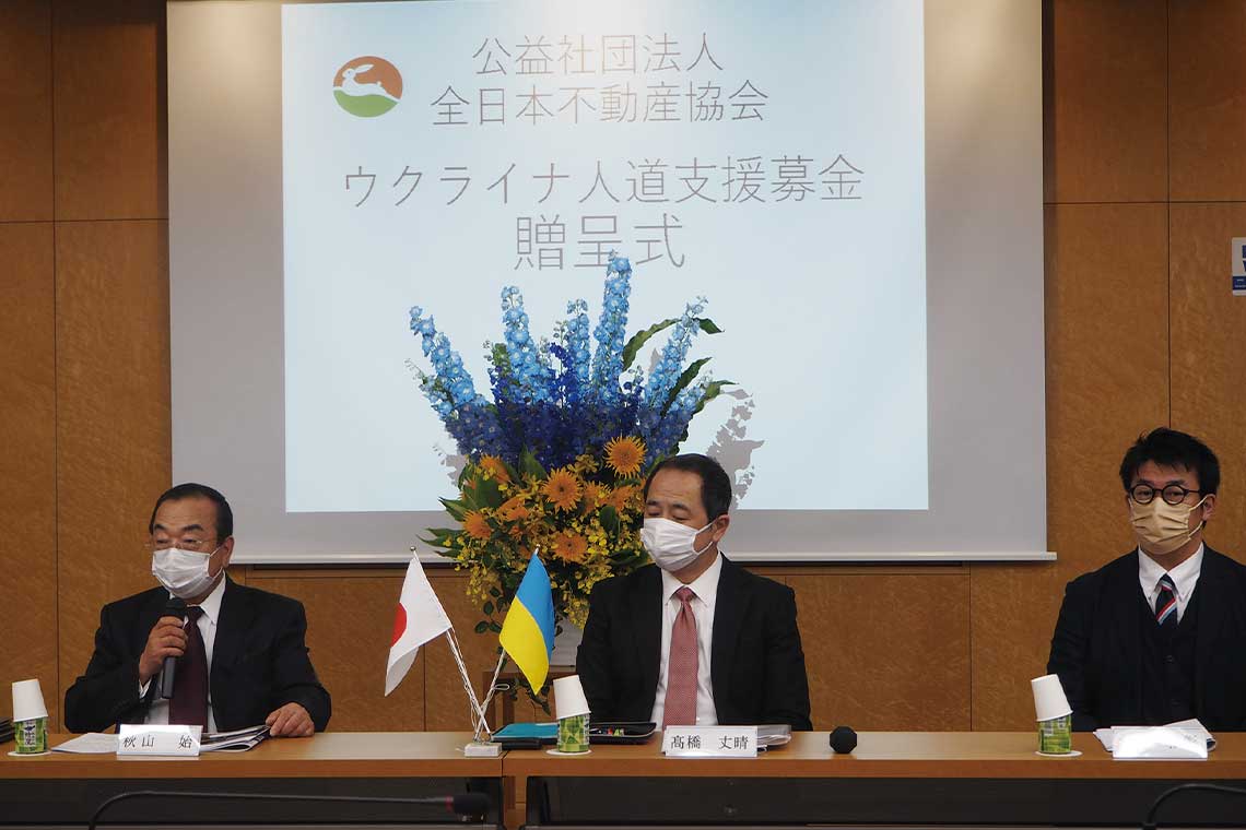左から：本会 秋山理事長、ジャパン・プラットフォーム 髙橋事務局長、木島渉外広報部長