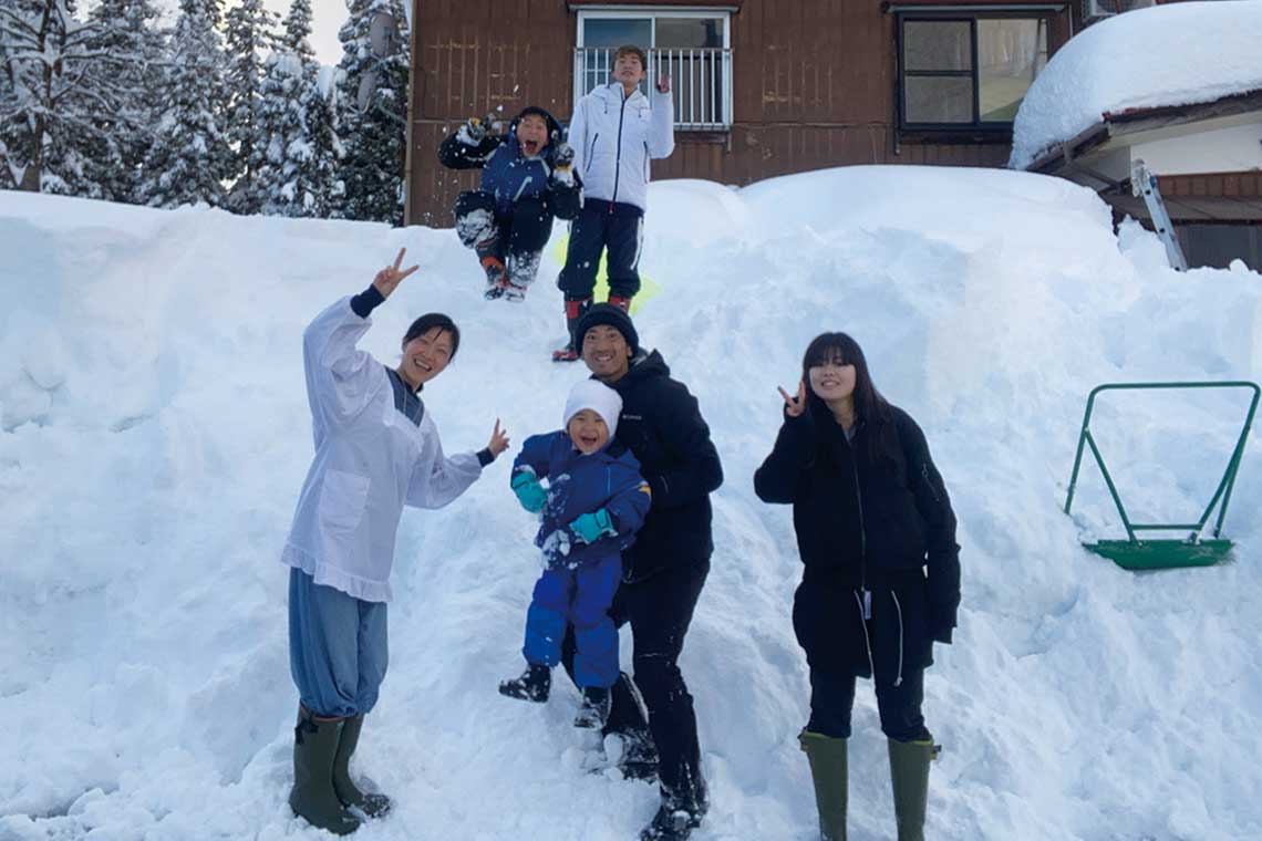 首都圏から新潟県内有数の豪雪地帯・津南町に移住した家族の生活を動画で伝える「つなすみチャンネル」。津南の魅力が発信されていることもあり再生回数、登録者は上昇を続ける