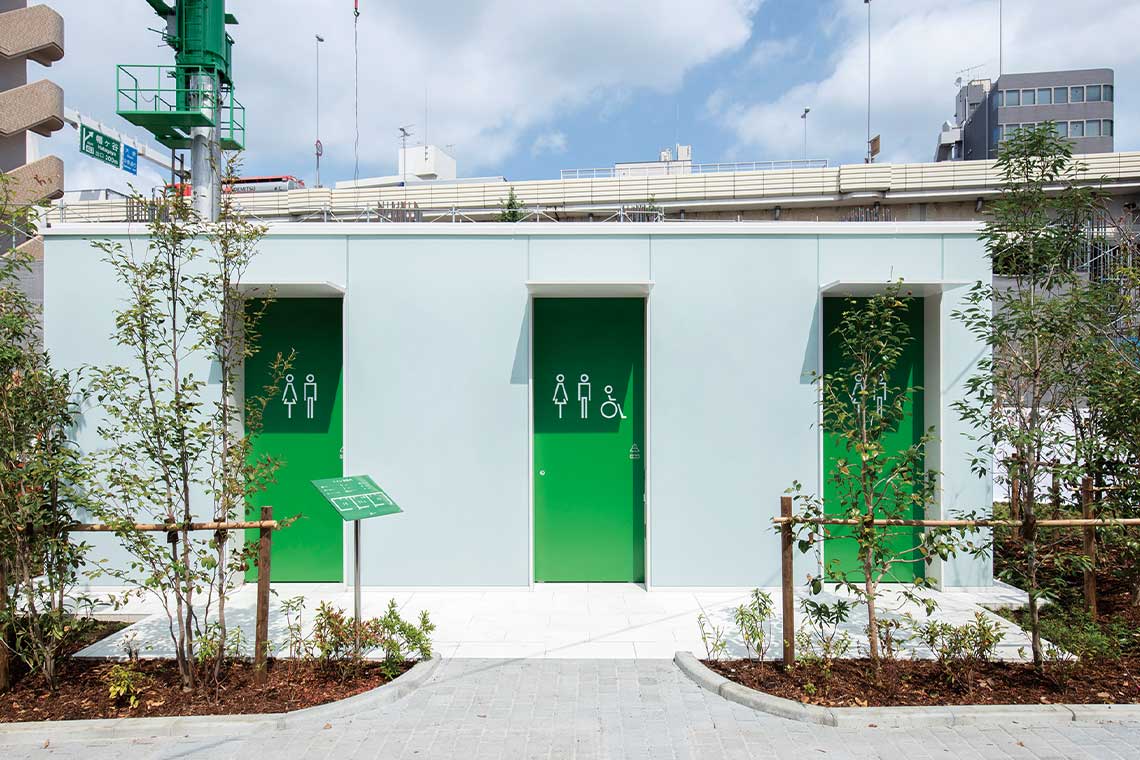 【西原一丁目公園トイレ】は建築家・坂倉竹之助氏がデザイン。端正な建物前面の通路から各個室へ直接入れる。