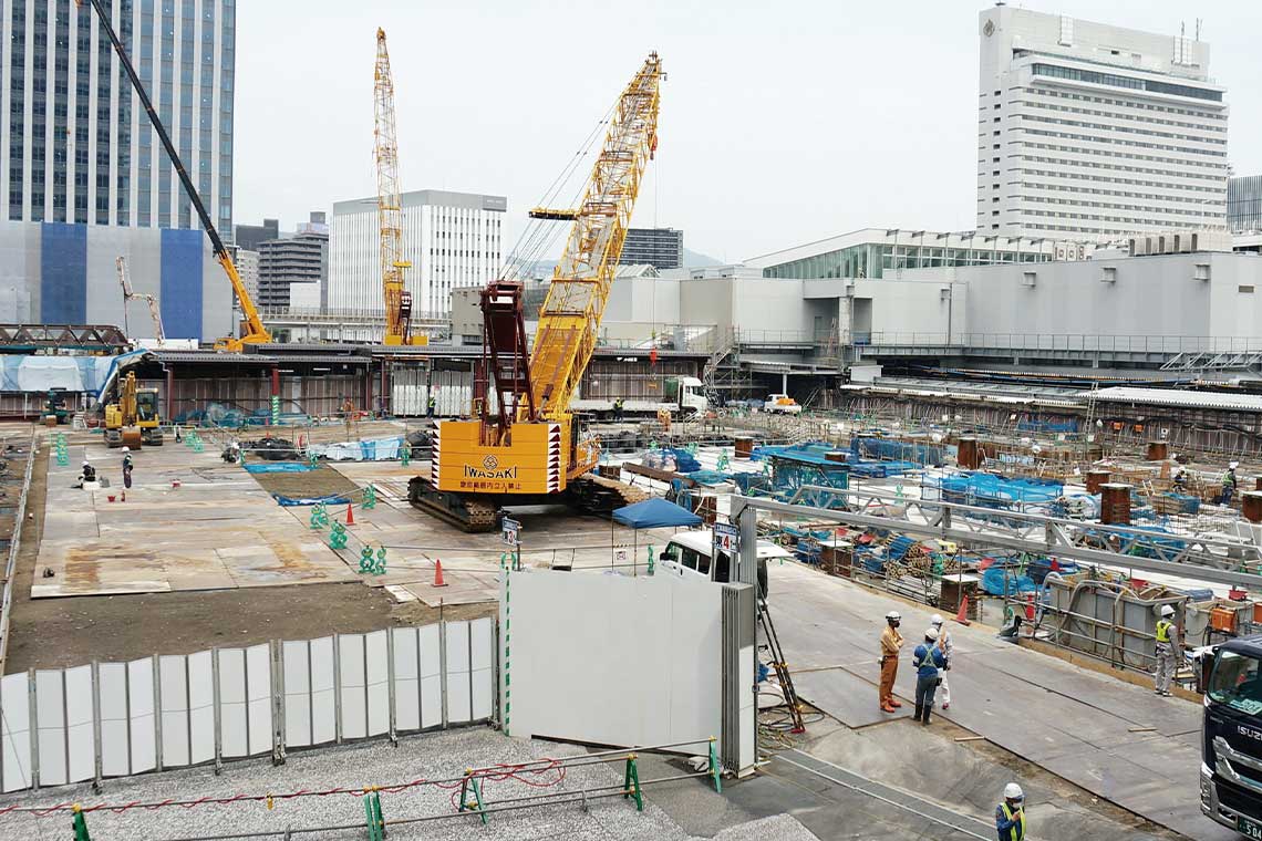 JR広島駅南口再整備・駅ビル建て替えの工事現場。従来の駅ビル「ASSE」は建て替えのため令和２年に閉館。