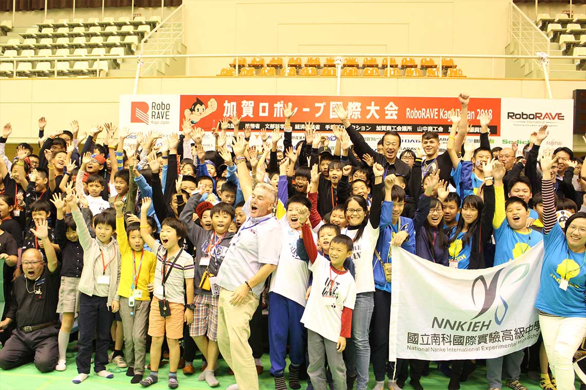 アメリカ、中国、台湾、シンガポールなど世界の国々から参加者が介す加賀ロボレーブ国際大会。