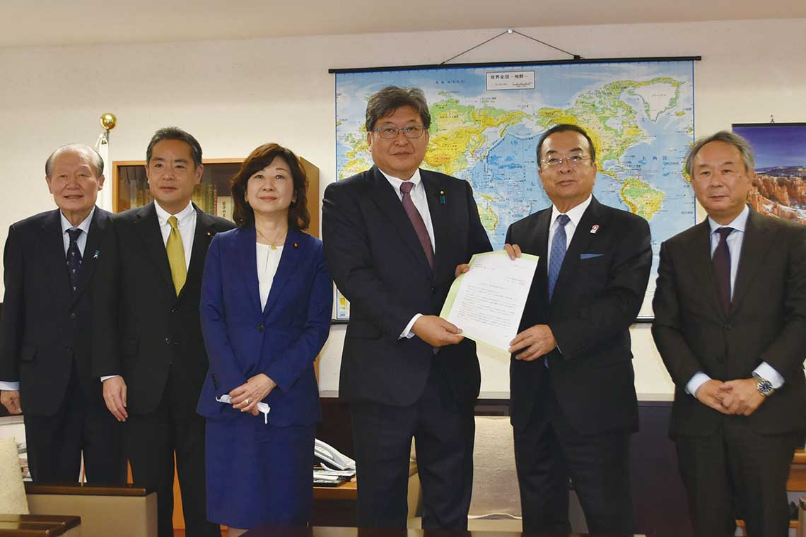 萩生田光一政務調査会長（左から４人目）に要望書を渡す秋山理事長（左から5人目）