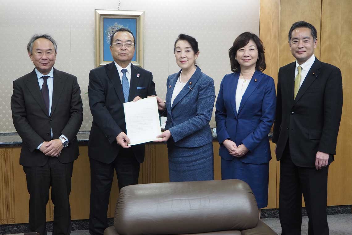 尾身朝子総務副大臣（左から3人目）