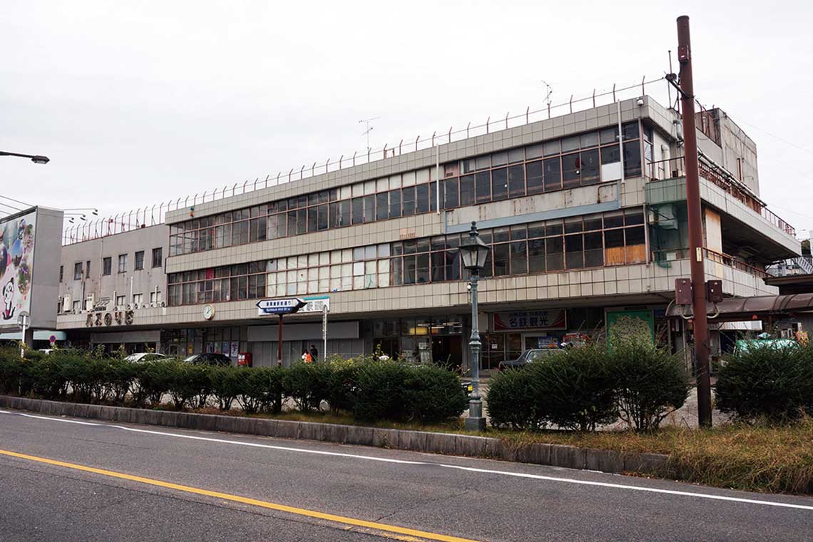 築60年が経過し、老朽化が進む東岡崎駅ビル（岡ビル）