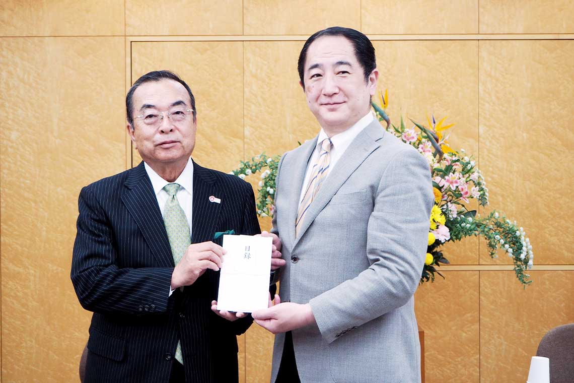 目録授与
左：秋山理事長、右：ジャパン・プラットフォーム 髙橋事務局長

