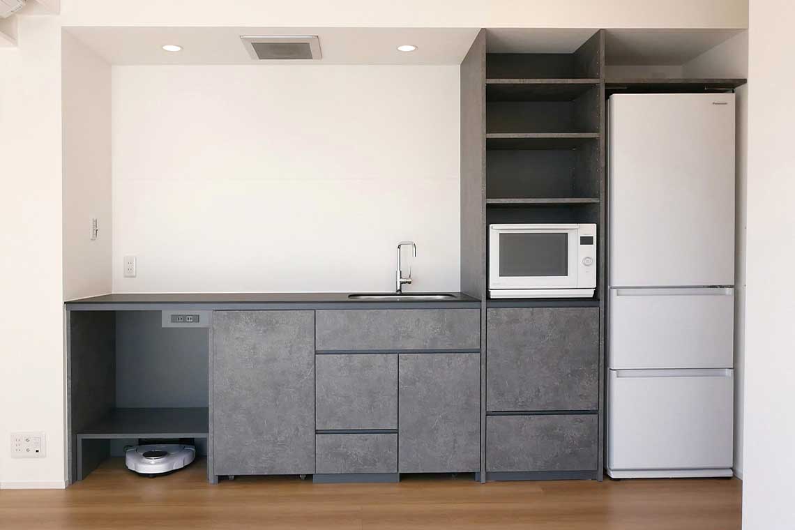冷蔵庫、オーブンレンジや食洗器、IHなどが一体にセットされた「noiful LIFE」のキッチン事例。