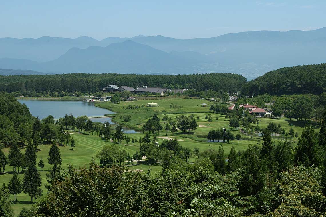 霊仙寺湖をはじめ雄大な自然を満喫できる中上級者コース休憩所からの眺め