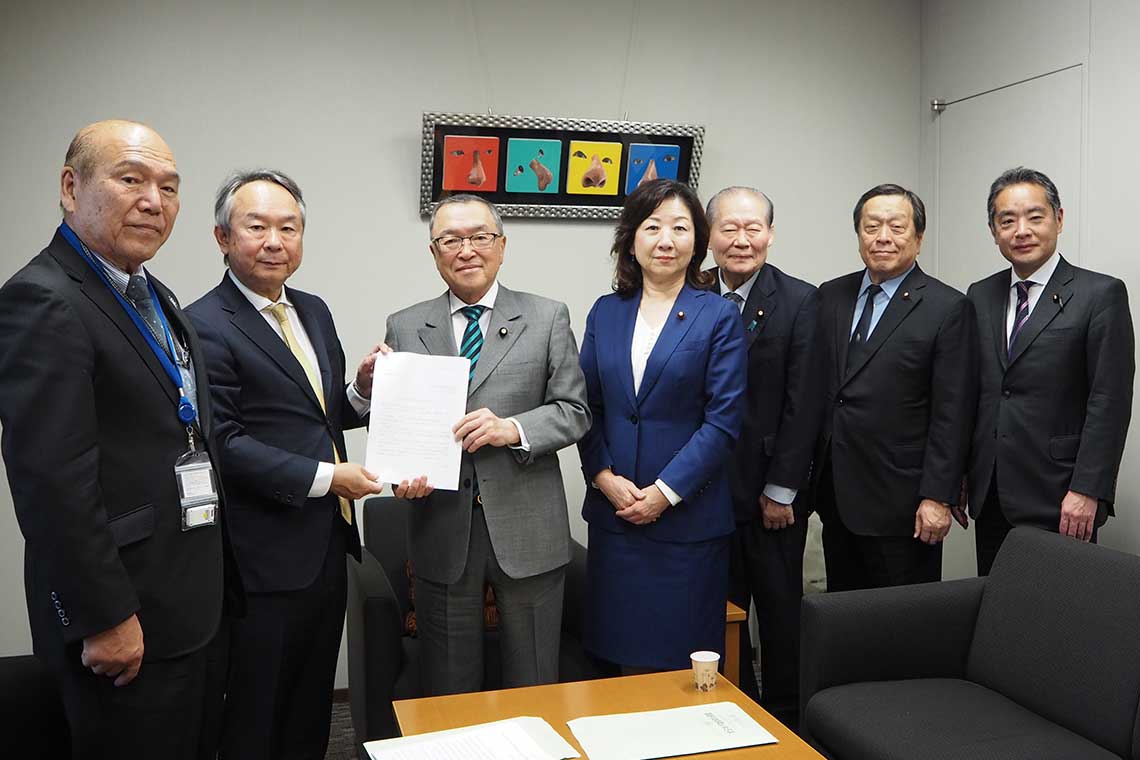 宮沢洋一税制調査会会長（左から３人目）