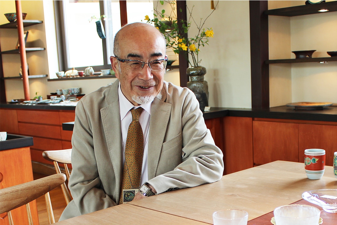 九谷焼について語る生水さん。石川県九谷焼美術館２階のカフェ「茶房 古九谷」にて。