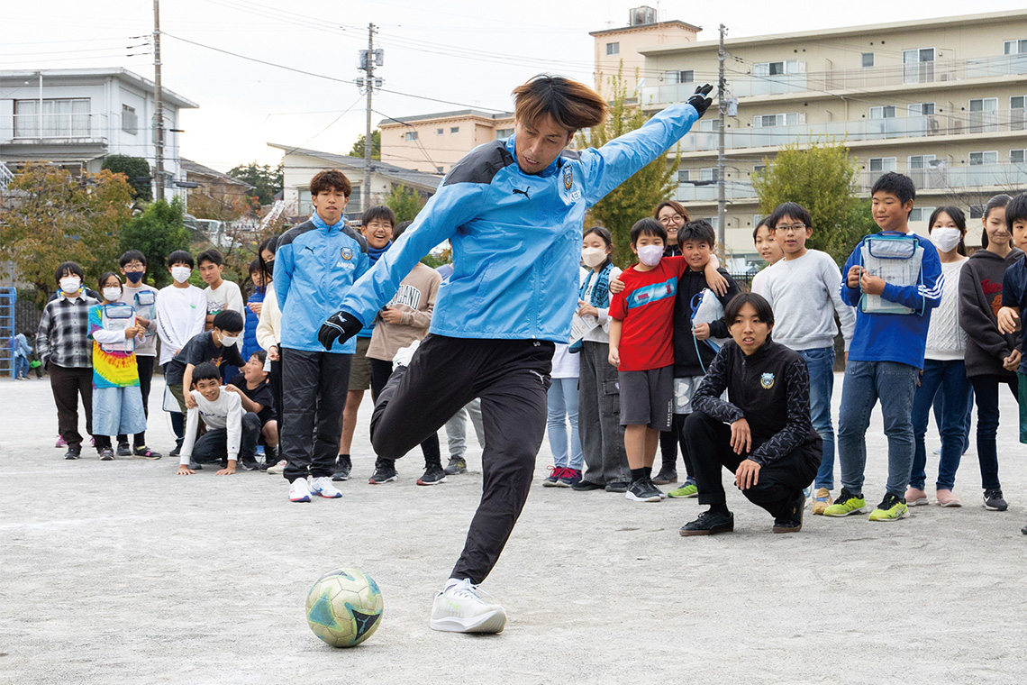 「川崎フロンターレ算数ドリル」を使った実践学習。選手のシュートスピードを基に、動物が走る速さや子どもたちのシュートスピードを計り、その速さを比較する／ⒸKAWASAKI FRONTALE