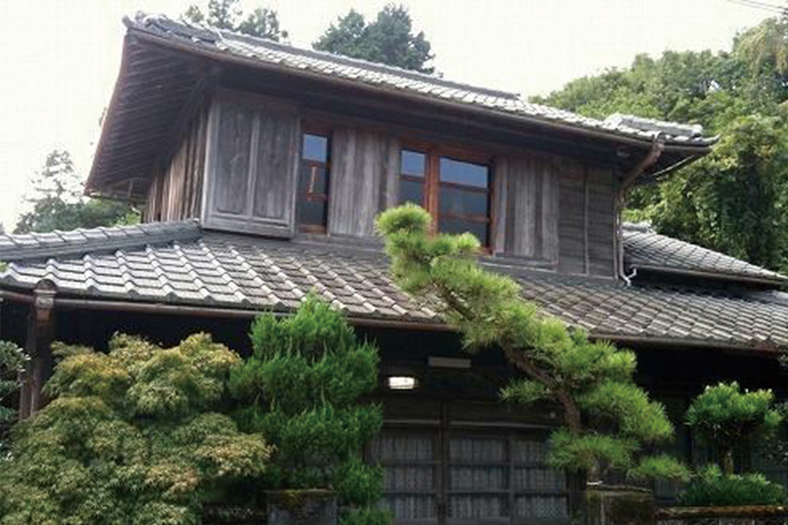 古民家の母屋、納屋、牛小屋が程よい距離を保たれている「Sansan神山ラボ」