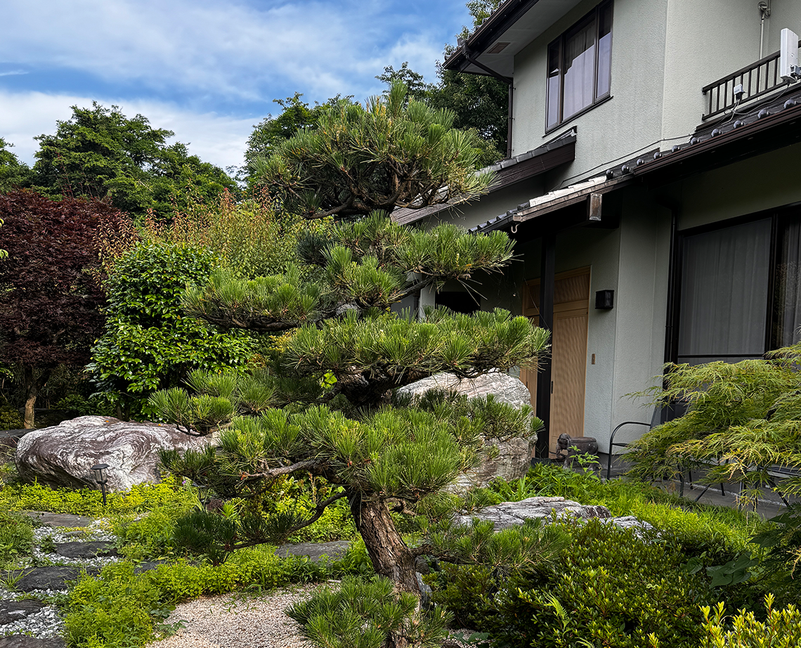 大きな庭石や飛石を配した豪華な庭付き物件。特に地方の空き家には広い庭を持つものが多く、空き家を探している人にとっては願ってもない物件だ
写真提供：Akiya & Inaka