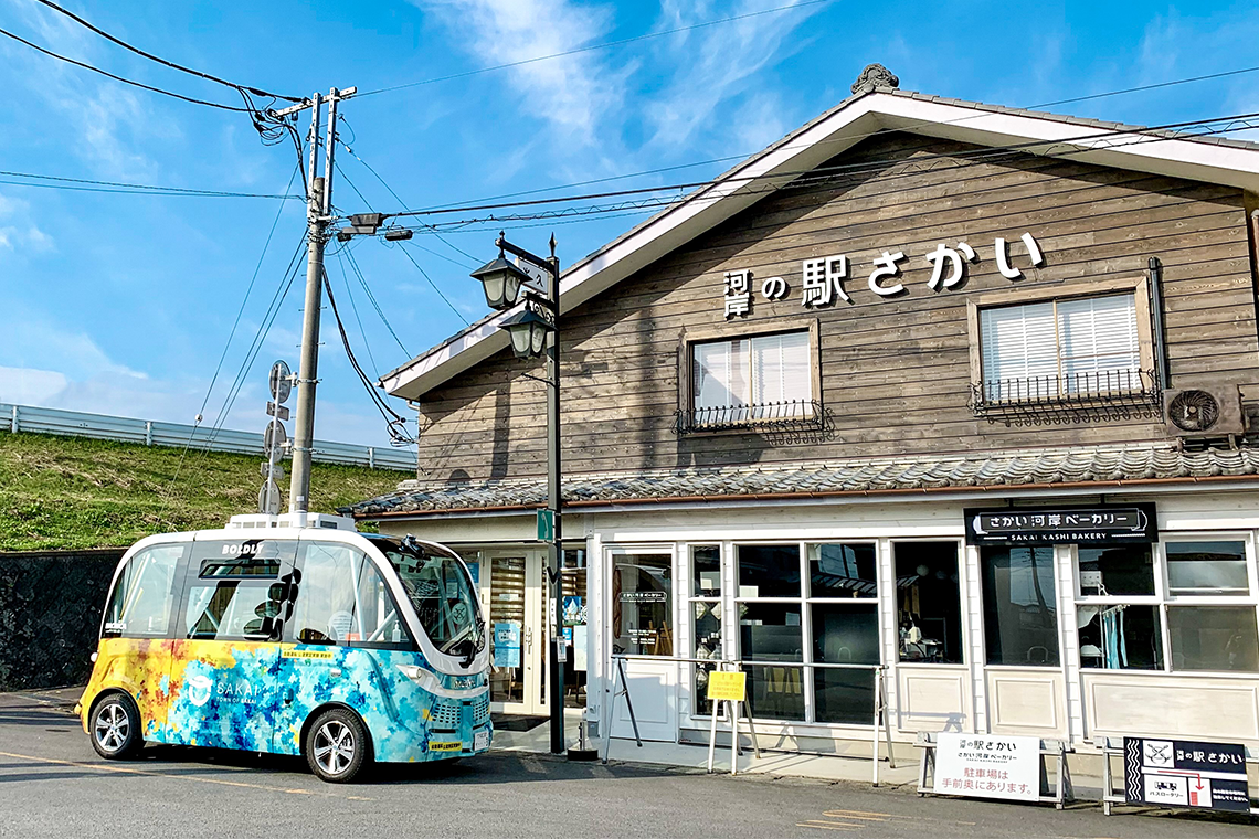 地方創生拠点整備交付金を活用した「河岸の駅さかい」。パン屋やシェアオフィスを展開。