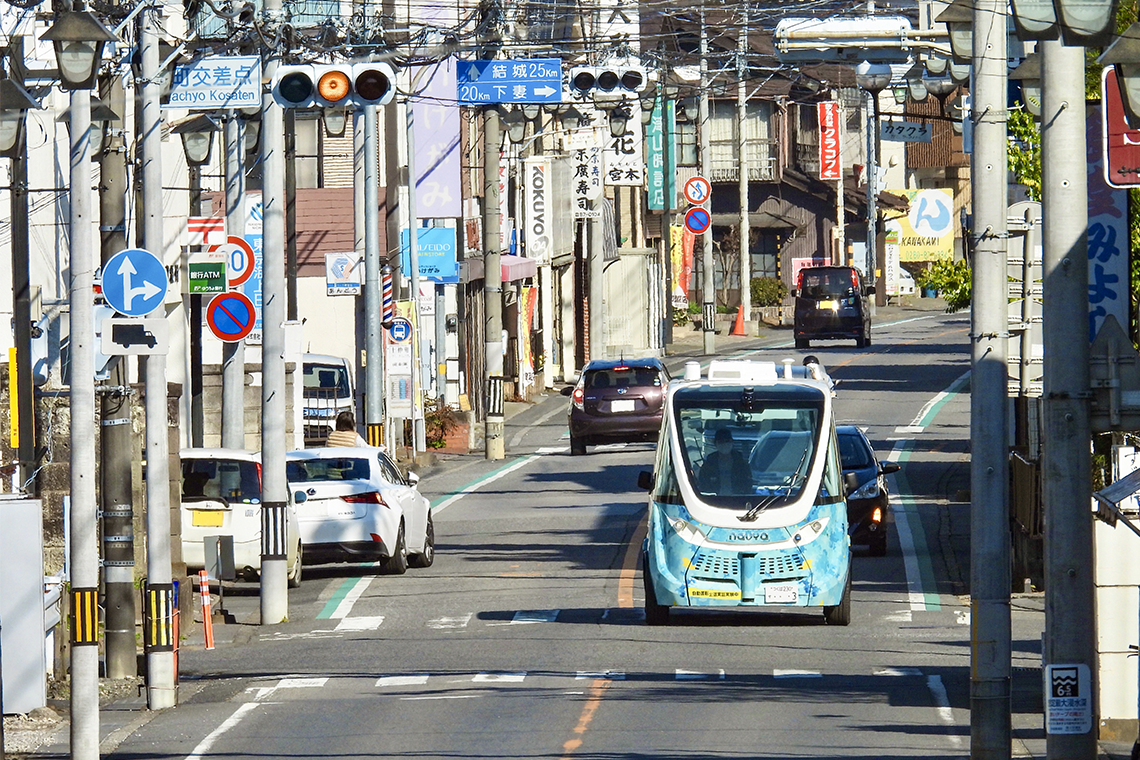 町民の生活の足として町の主要拠点を効率よく循環している自動運転バス「さかいアルマ」。