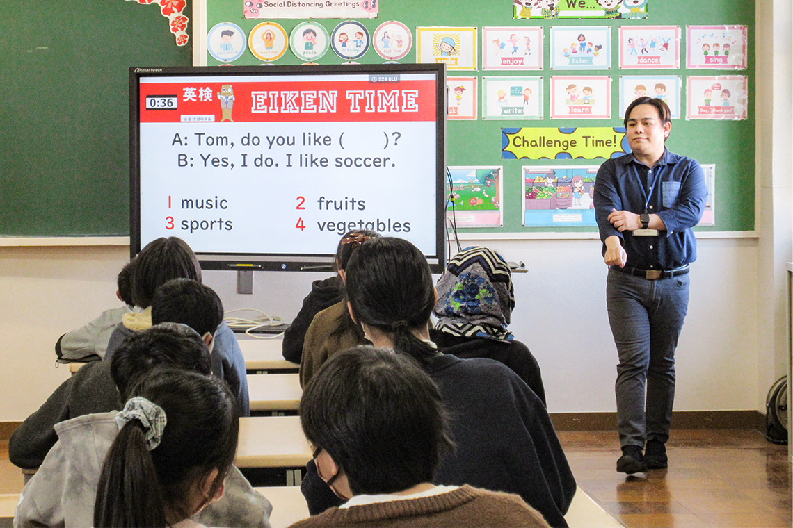 すべての子どもが英語を話せるまちを目指し、全小中学校にフィリピン人英語講師が複数人常駐。