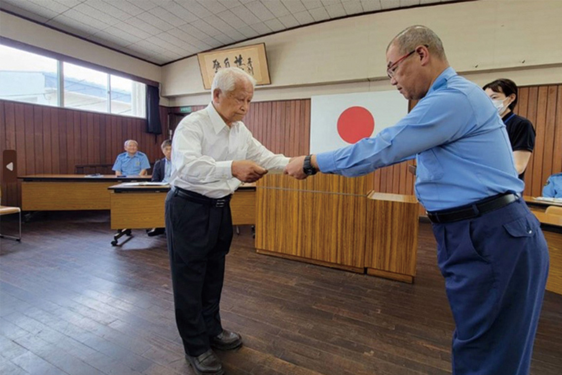 中村安雄氏が表彰されている様子