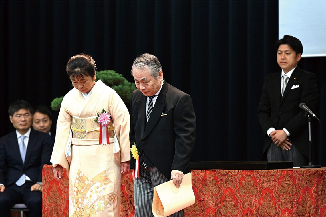 受領代表者として、中野洋昌国交大臣から褒章を受けた稲川氏ご夫妻