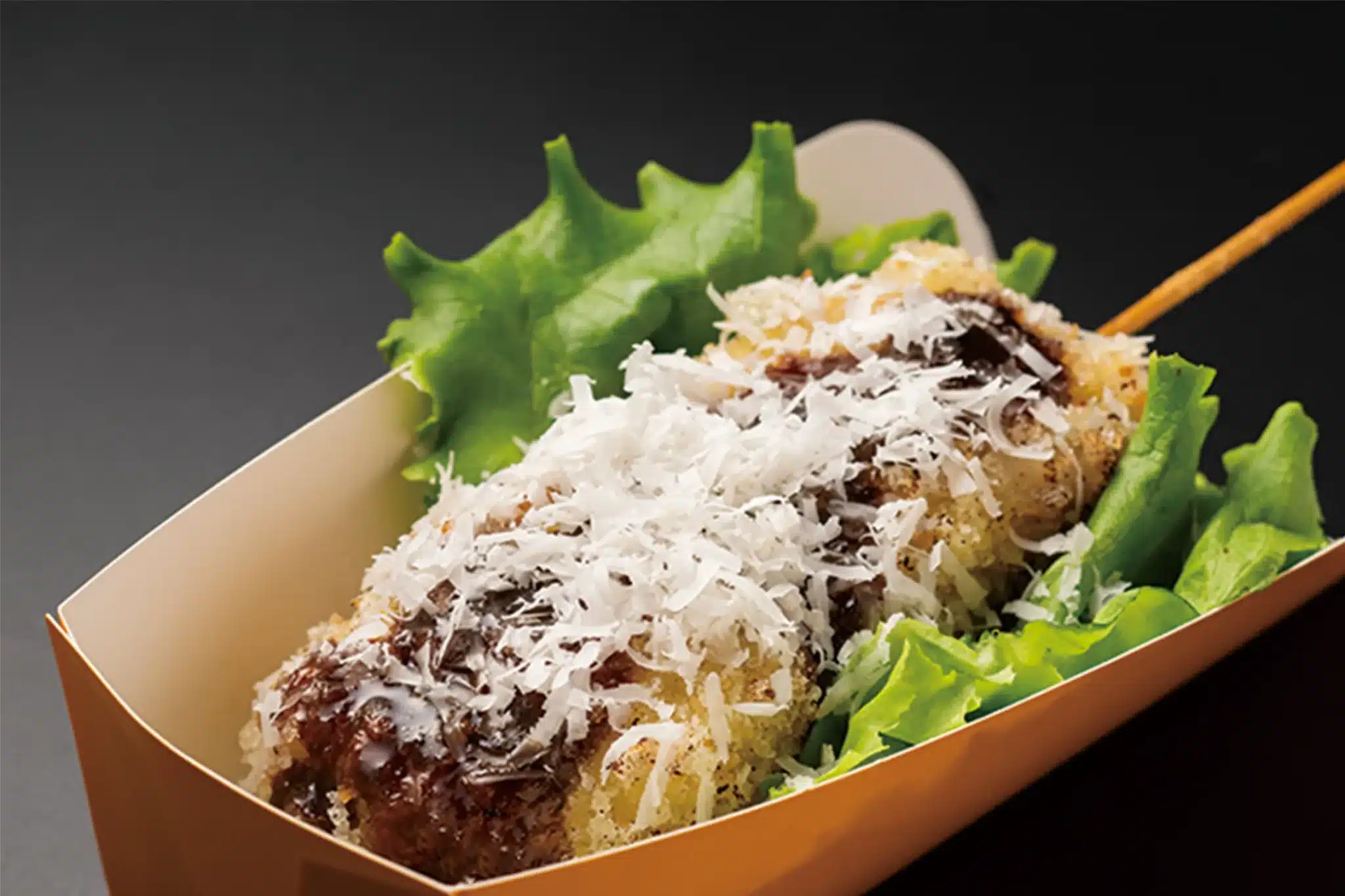 大阪新名物!? これも串カツ 750円(税込)ひと串12cmで食べ応え抜群! とろけるヴィーガンチーズと蒟蒻ミートのヘルシー串カツ。提供:六甲バター株式会社