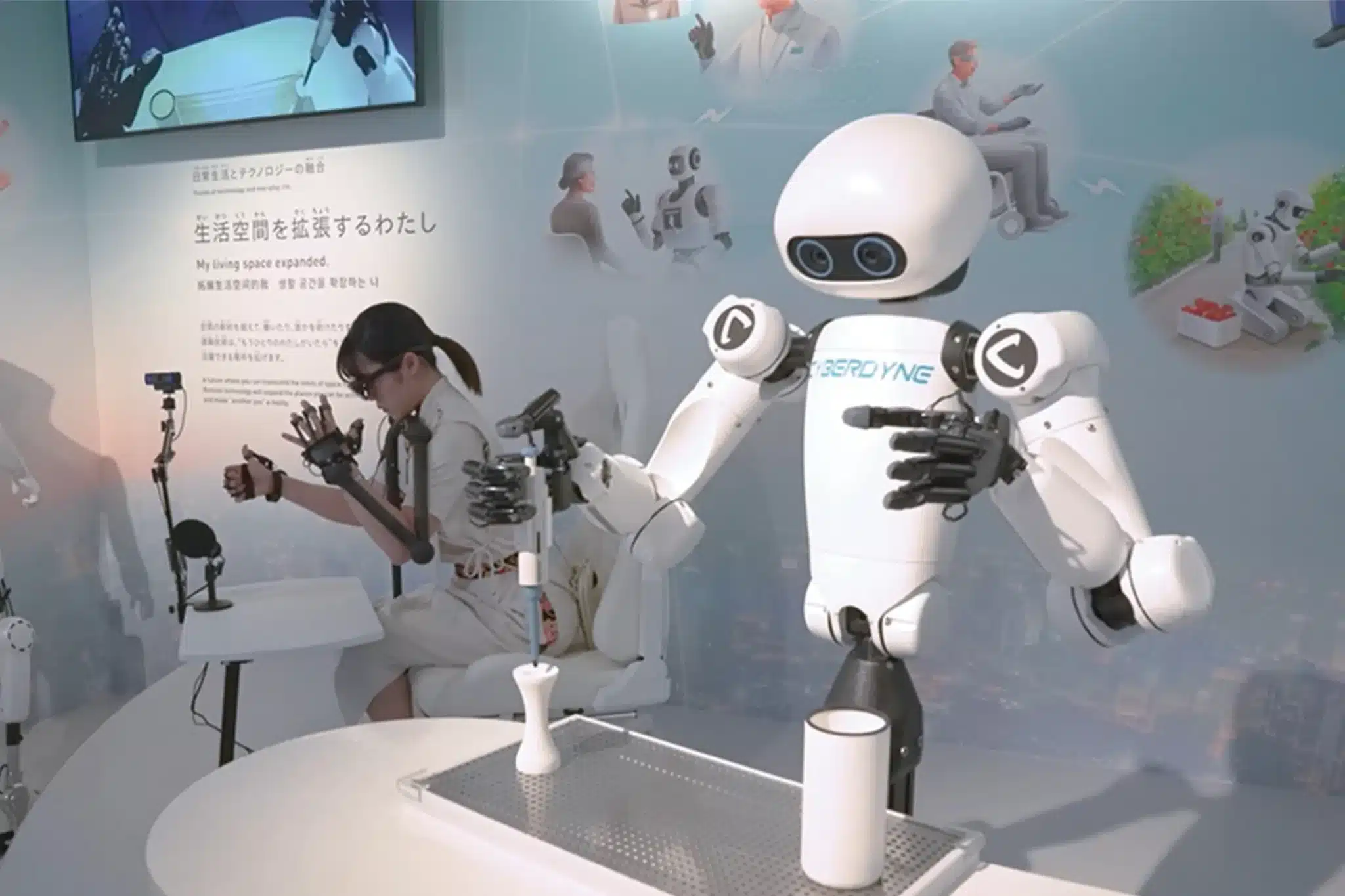 遠隔技術により、離れたところにいる人間と同じ動作をするロボット