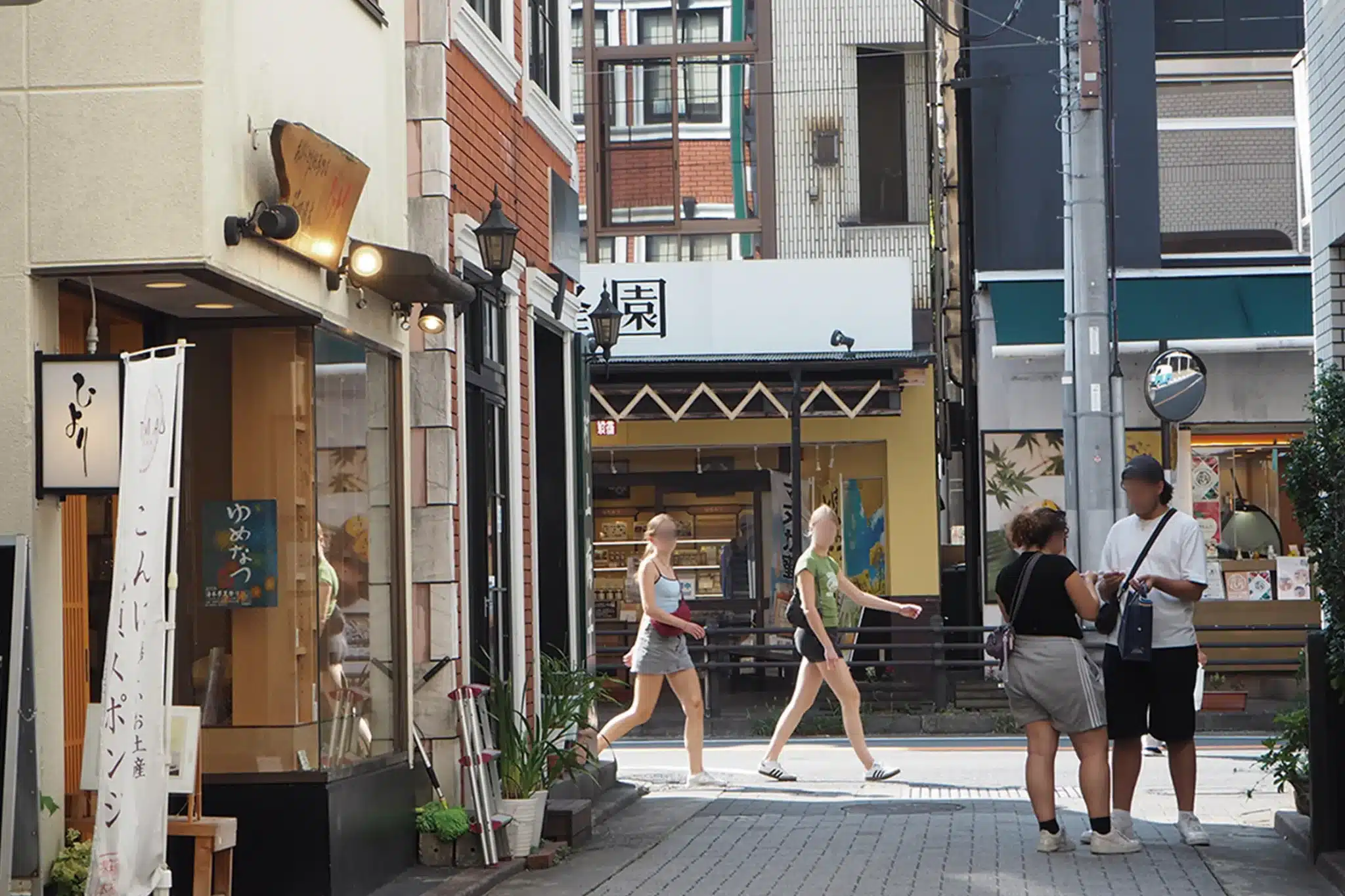 箱根湯本の商店街。行き交う人の半分以上が外国人である。