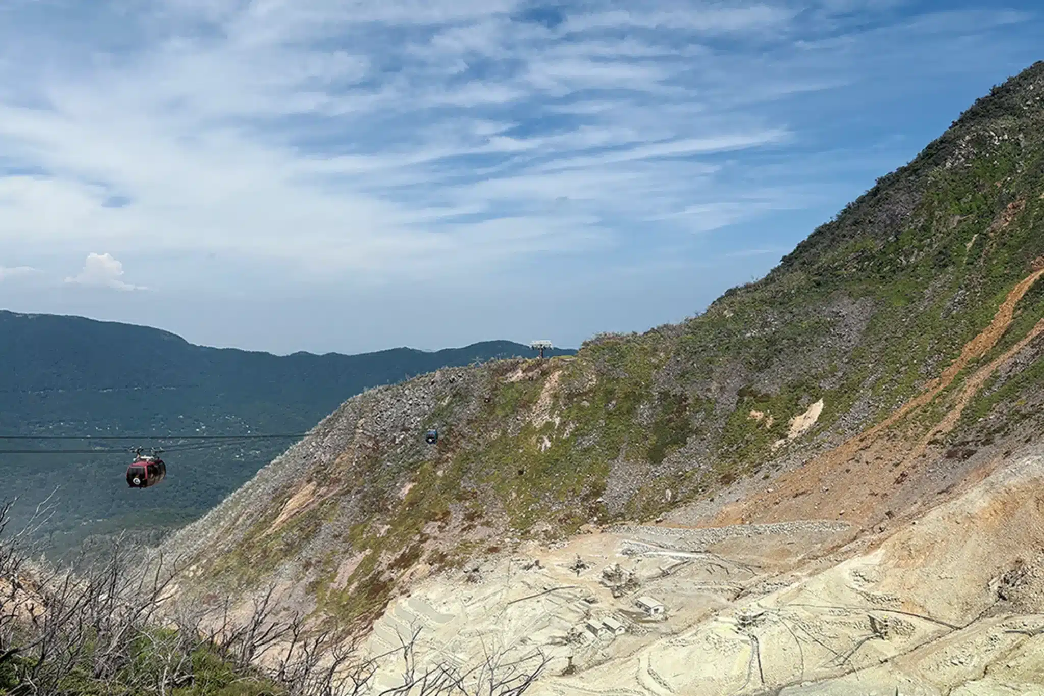 ロープウェイに乗り、硫黄のにおいや山々を吹き抜ける風を感じながら噴煙立ちのぼる大涌谷へ。真夏でも肌寒 く感じるほど涼しい。