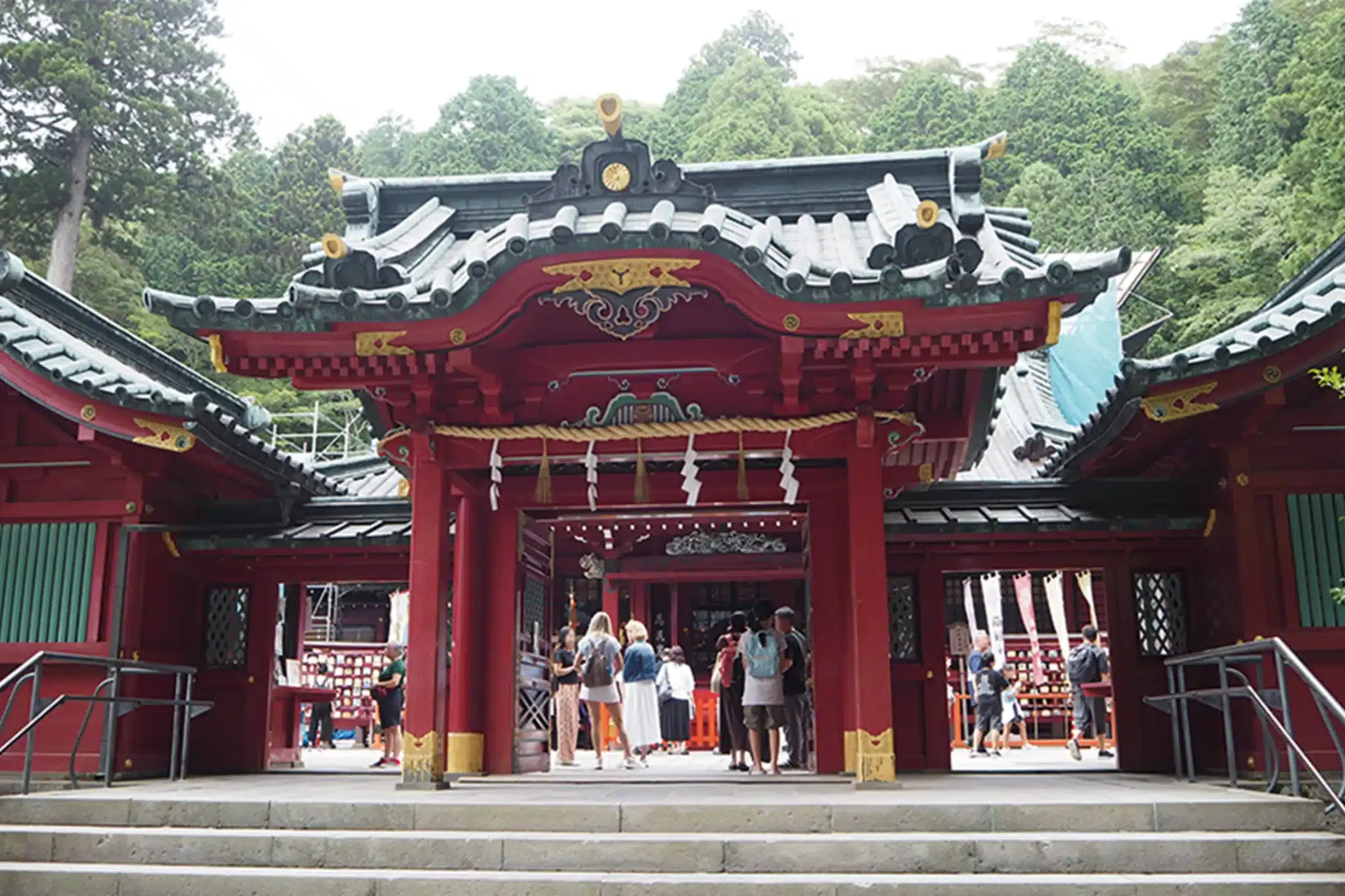 1268年前(757年)に鎮座した箱根神社。開運厄除、心願成就、交通安全、縁結びにご神徳の高い、運開きの神 様として信仰されている。