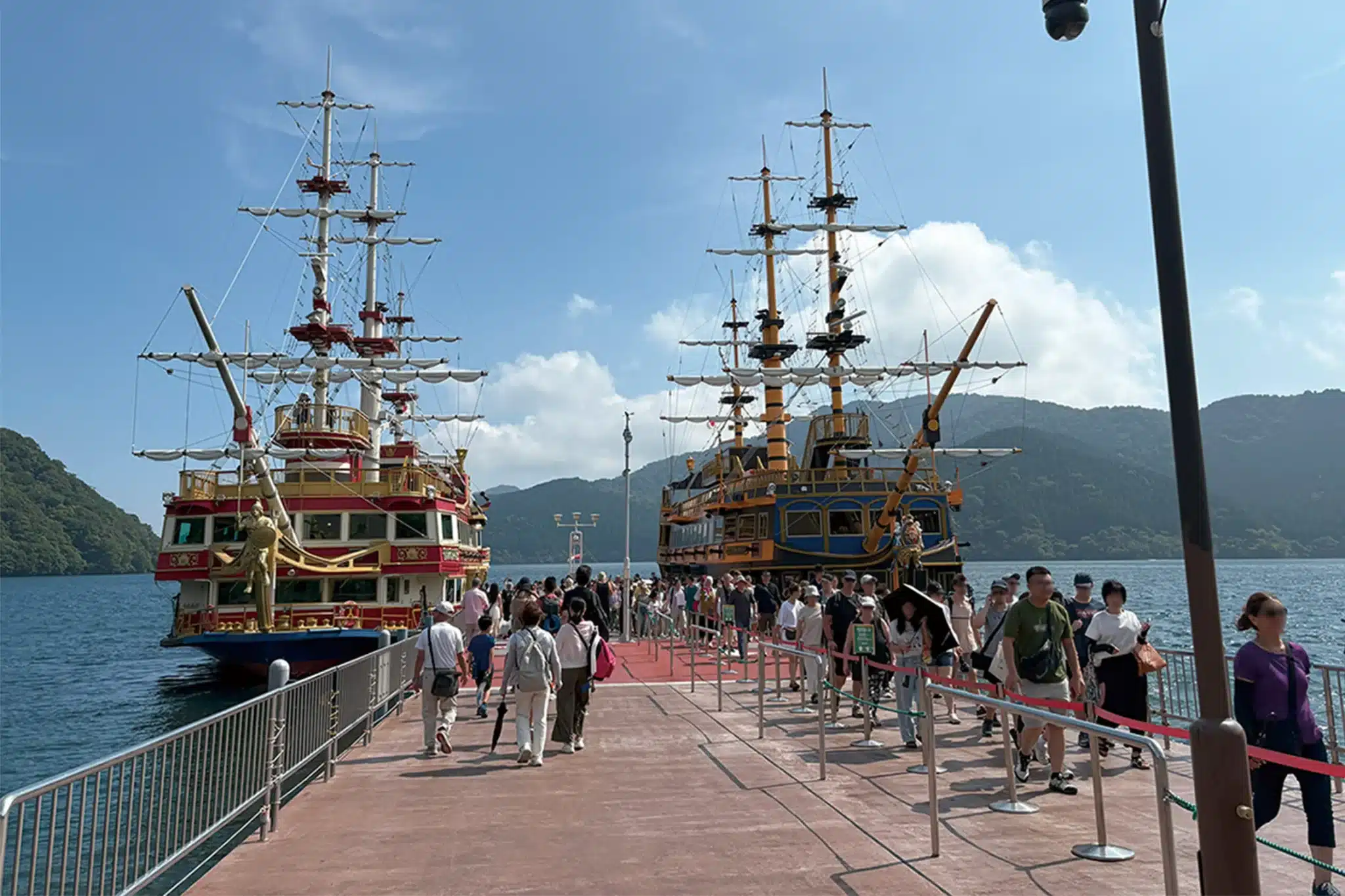 芦ノ湖を縦断する海賊船(遊覧船)。船内では英語や中国語のほか、スペイン、イタリアなど多国籍な言語が飛 び交い、異国にいるような気分が味わえる。