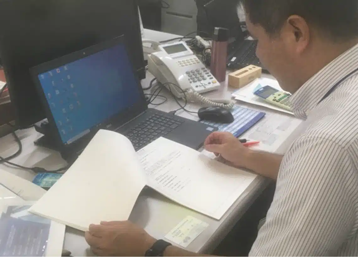 地域金融機関にて、決算書に囲まれる実務風景
