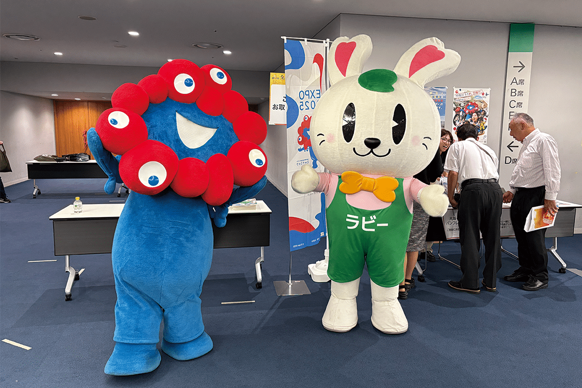 万博会場から駆けつけてくれたミャクミャクとわれらがラビーちゃん