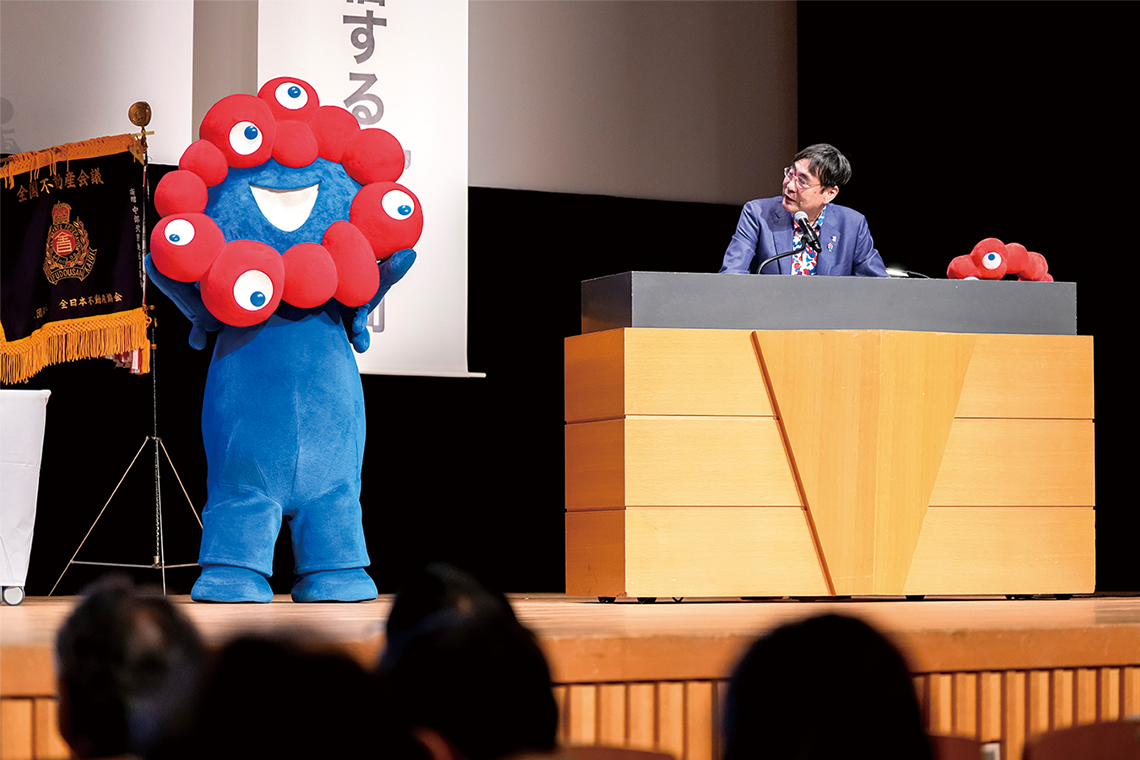 ミャクミャク柄のシャツで登場した室井事務局長とゲストのミャクミャク