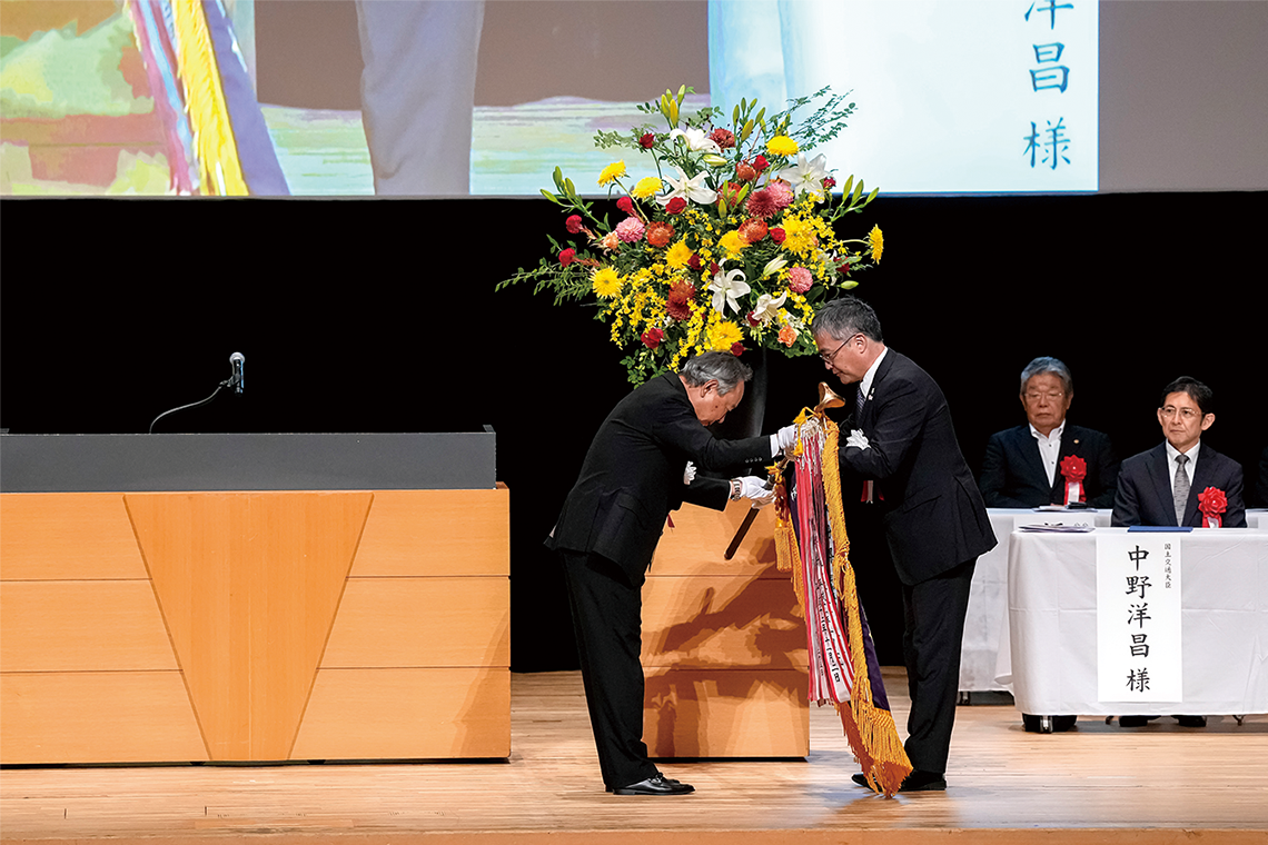 大会旗は西和成福井県本部長に引き継がれた