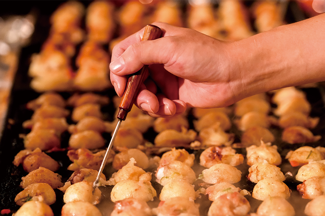 テーブルには、たこ焼きやお好み焼きをはじめ、多彩な料理がズラリと並んだ。食の都・大阪の矜持を胃袋で感じた一同であった