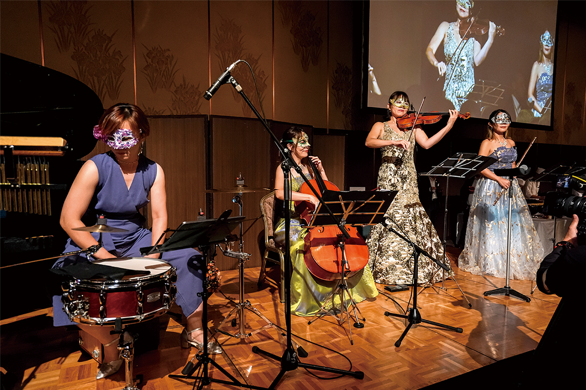 昭和演歌からCMソング、サンバ、情熱大陸など、耳なじみのある曲を五重奏で演奏し、会場を華やかに彩った「マスケラ」。マスクを外す場面ではステージ前に黒山の人だかりが……