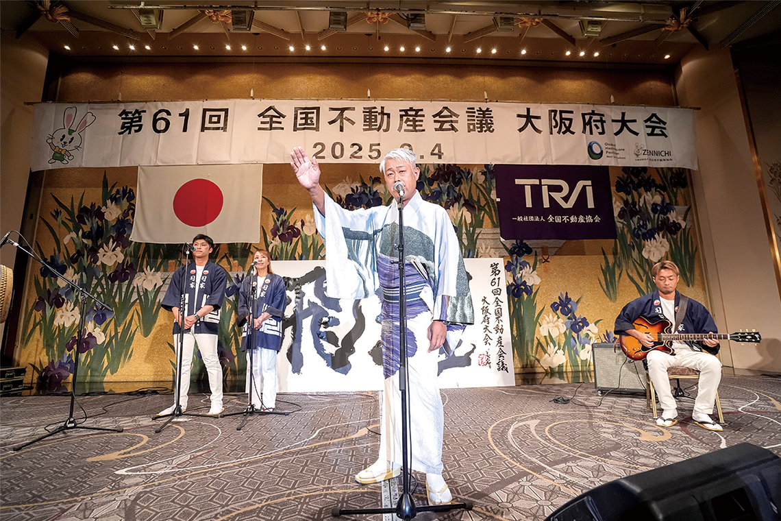 世代を超えて親しまれる大阪の伝統的な音頭・河内音頭で独自の世界観を展開した「民謡河内音頭 つかさ会」。臨場感あふれる語り芸は圧巻