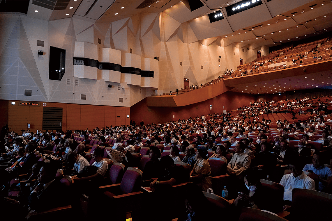 パネルディスカッションに真剣に耳を傾ける参加者たち