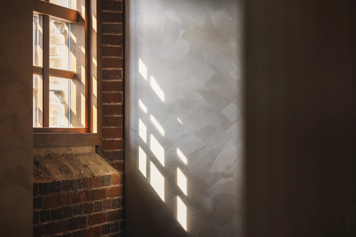 内部には天井や窓から光を取り入れた明るい空間が広がり、人権を配慮したデザインとなっている。つい「一度はここに暮らしてみたかった」と思ってしまう。