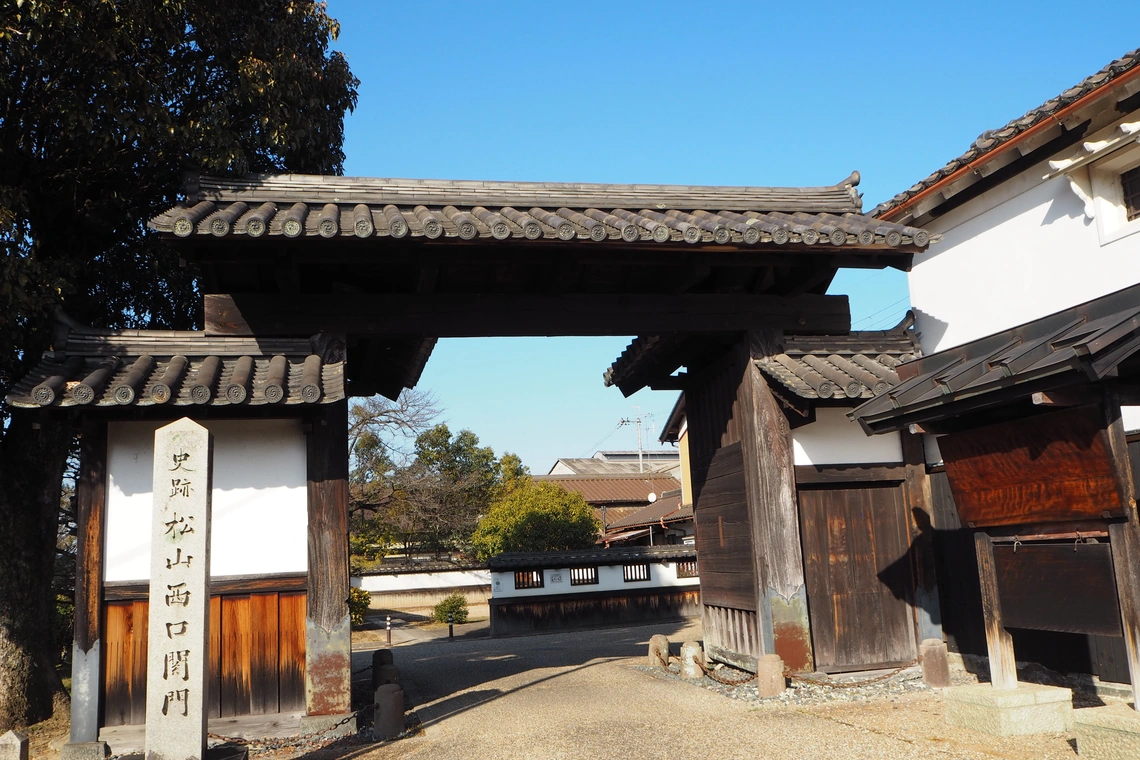 黒門（くろもん）：正式名称は「松山西口関門」といい、約400年前に建てられた。観光の際は、道の駅宇陀路大宇陀からスタートし、黒門から出入りすることが多い。国の史跡に指定されているが、車も人も通る日常使いの門である。