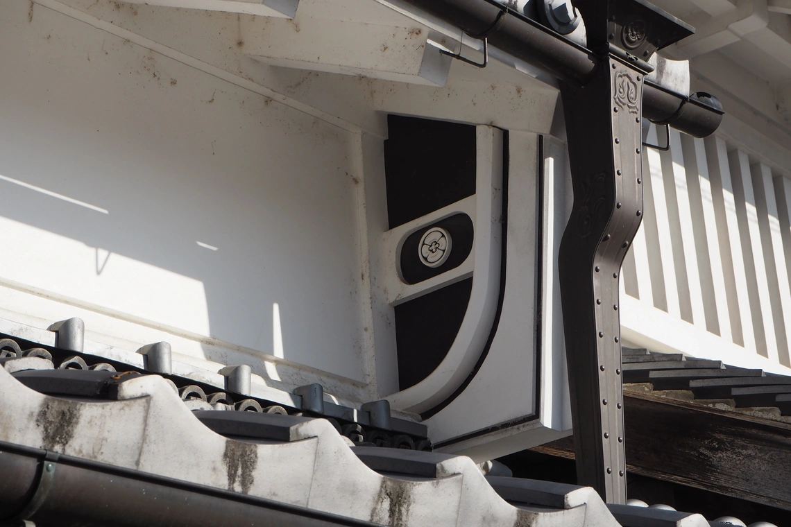 袖うだつ：町家の２階部分の軒下両側に設けられた袖壁。防火壁の役割をもつほか、家紋や模様を入れたりと、家々の自己主張にも使われる。