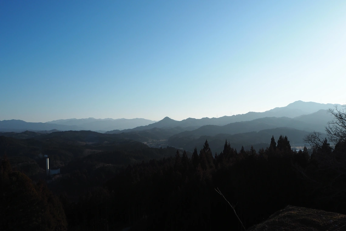 松山城跡から臨む風景：松山城の破却時、その城割役を担ったのは小堀遠州（えんしゅう）だった。書状が残されており、城割に関する具体的状況が把握できる稀有な事例である。城跡のある古城山（しろやま）はまちの東側に位置し、麓から20～30分もあれば登ることができる。
