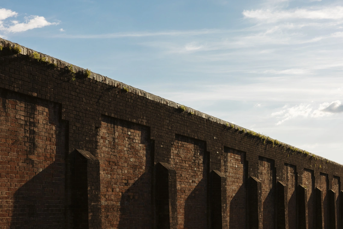 建築物に使われている赤レンガは、受刑者たちが刑務作業の一環として職人と共に製造し積み上げたもので、その方針も設計者の意向だった。接合部分をよく見ると、斜めになっていたり幅がまちまちだったりと、素人ゆえの粗さが見られる。