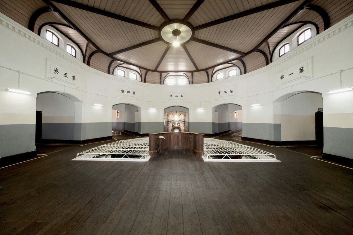 ５棟の収容棟の中心に設置された中央看守所。各棟の廊下はゆるやかに傾斜しており、ここからすべての部屋の扉が見通せる。