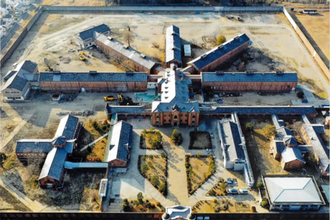 内部構造は、中央看守所から複数の収容棟が放射状に伸びる「ハヴィランド・システム」を取り入れている。天窓からの陽光も、看守の目も、よく通る。