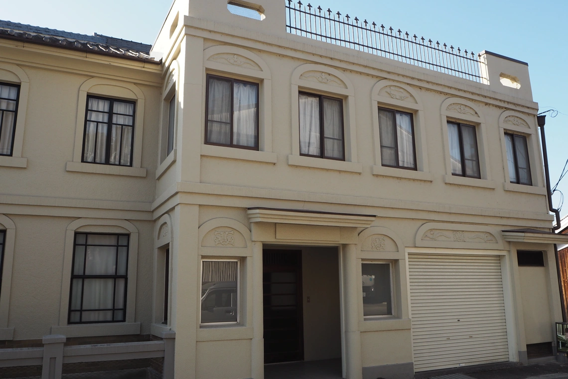 旧郵便局：「擬洋風」と呼ばれる明治時代の建物。前面は洋風だが、屋根には瓦が葺かれ、構造自体は日本風である。窓などに〒マークの装飾があるのもユニーク。