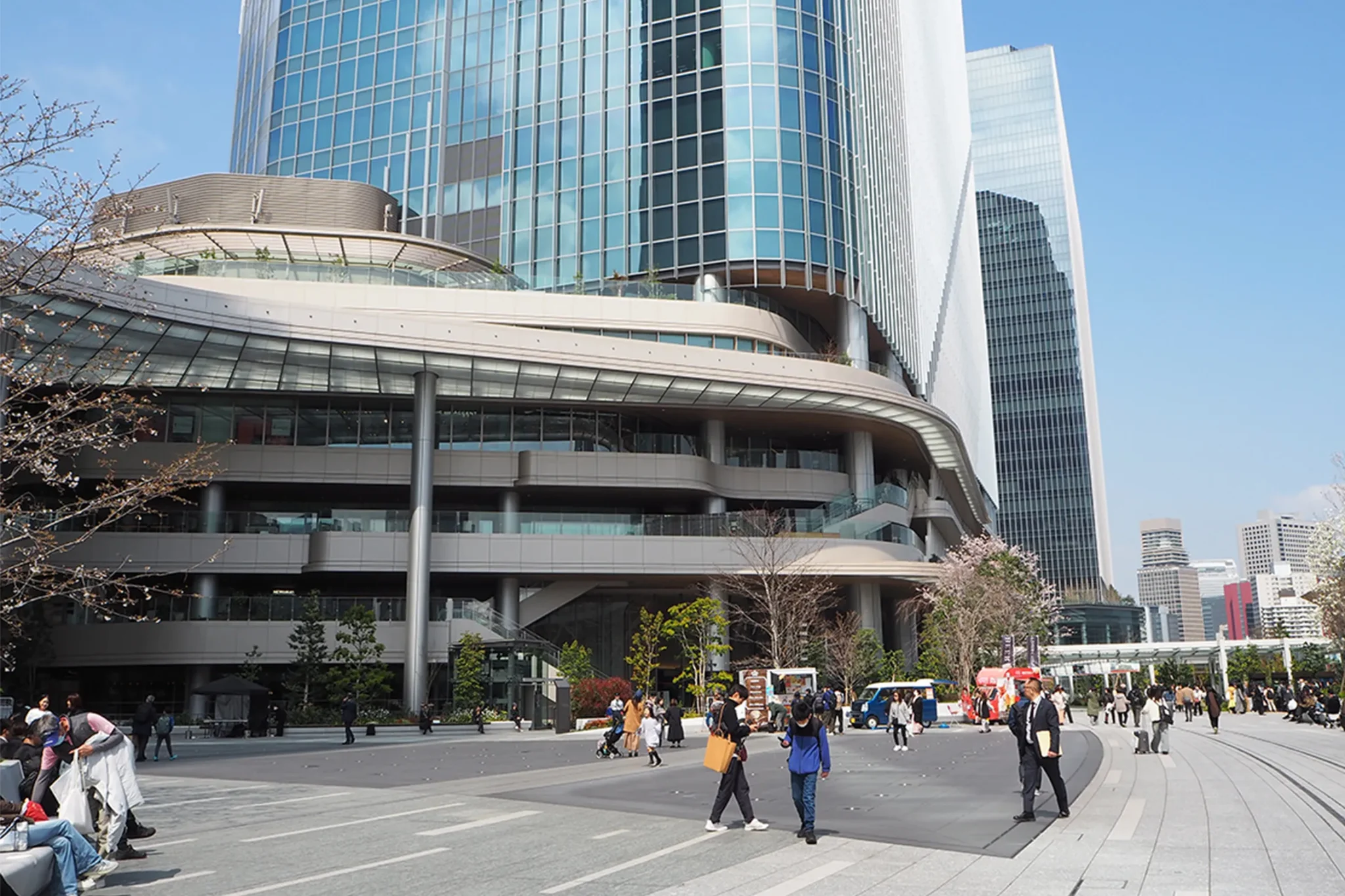 駅前に広がるGateway Park。街には５棟のビルが建ち、広場やデッキ、ビオトープなどの回遊空間が全体を一体化している。