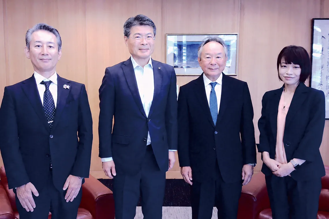 (左から)田川良智 長崎県本部長、平田研 長崎県知事、中村裕昌 理事長、長崎県本部 事務局職員