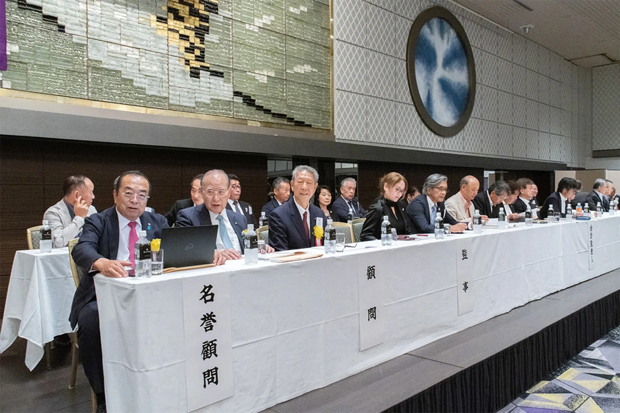 左から：秋山始 名誉顧問、林直清 名誉顧問、丸岡敬 顧問